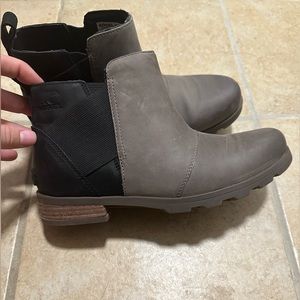 Quarry/Black Sorel Chelsea boots, Size 9